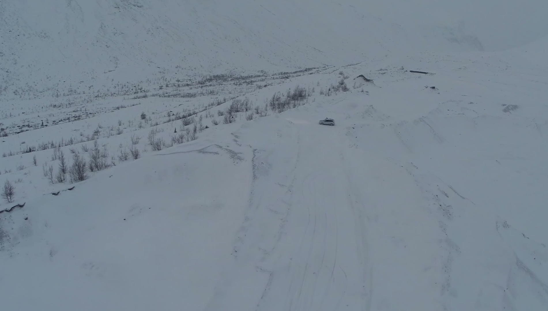 雪山上的汽车视频的预览图