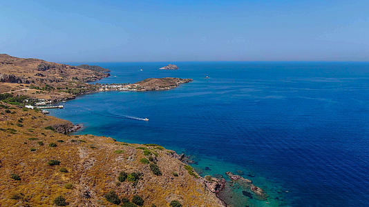 航拍蔚蓝色的地中海海岸线视频的预览图