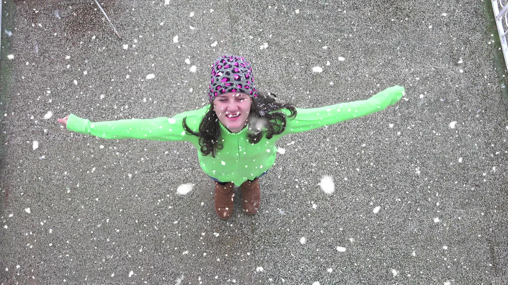 女孩转身享受第一次下雪视频的预览图