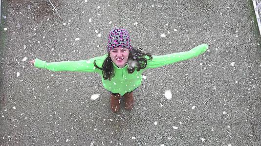 女孩转身享受第一次下雪视频的预览图