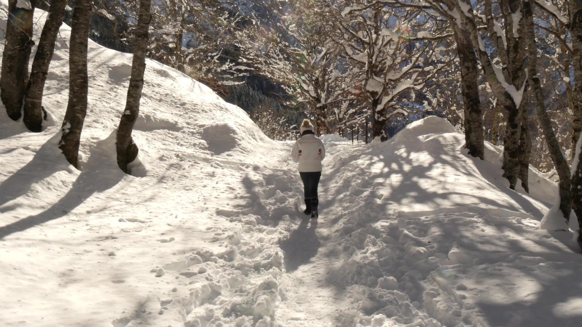 冬天在雪地上行走的女人视频的预览图