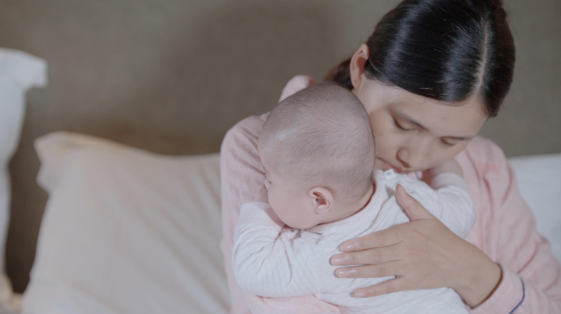 4k妈妈抱着宝宝哄睡视频的预览图