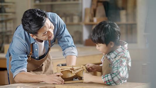 木匠师傅教孩子玩手工八音盒视频的预览图