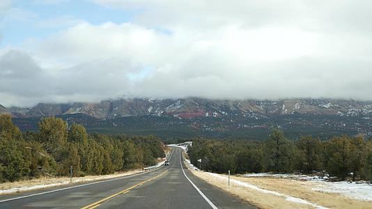 从锡安到布莱斯峡谷的美国公路旅行在犹他州开车在美国搭便车89从公路到迪克西森林冬季本地旅行安静安静视频的预览图