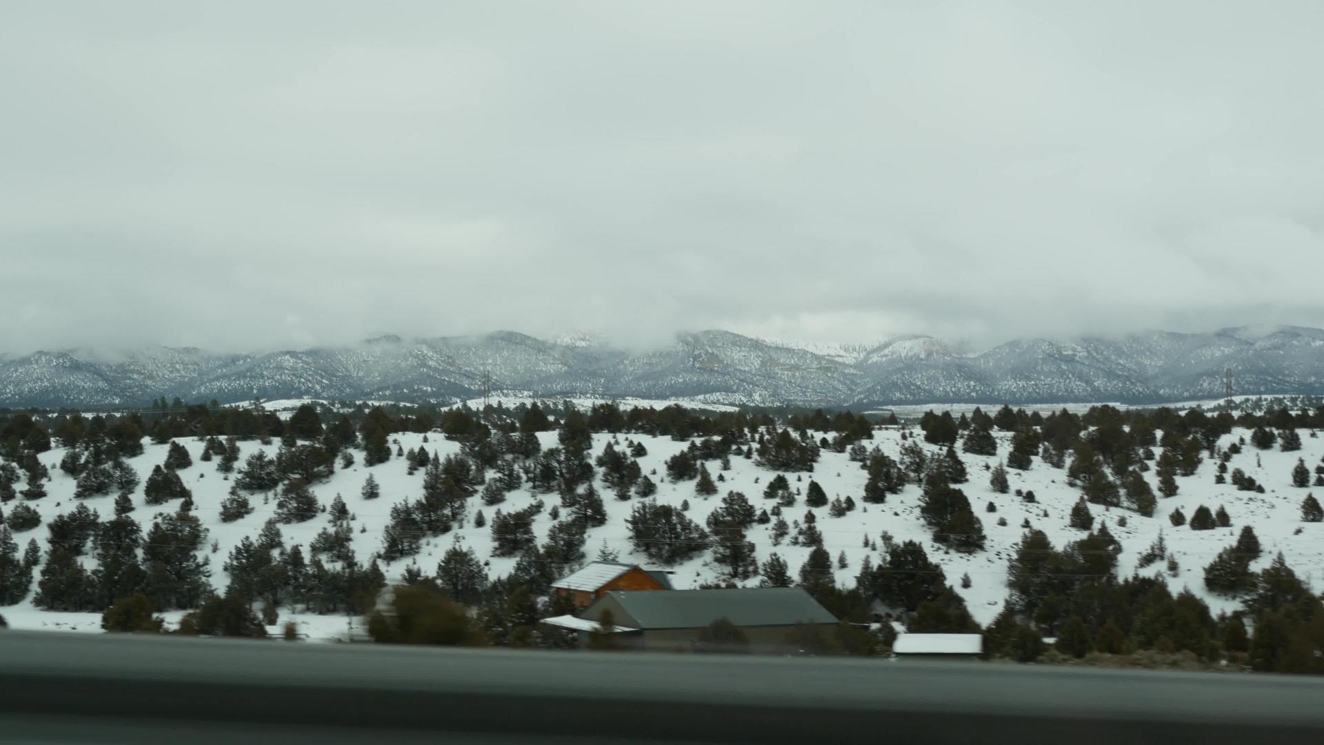 从锡安到布莱斯峡谷的美国公路旅行在犹他州开车在美国搭便车89从公路到迪克西森林冬季本地旅行安静安静视频的预览图
