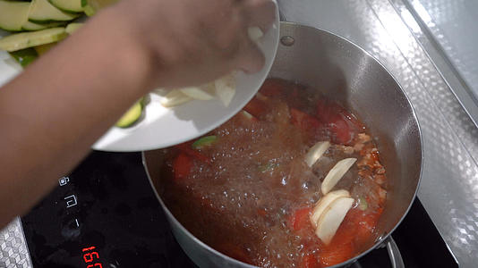 厨房做饭煮西红柿酸汤视频的预览图
