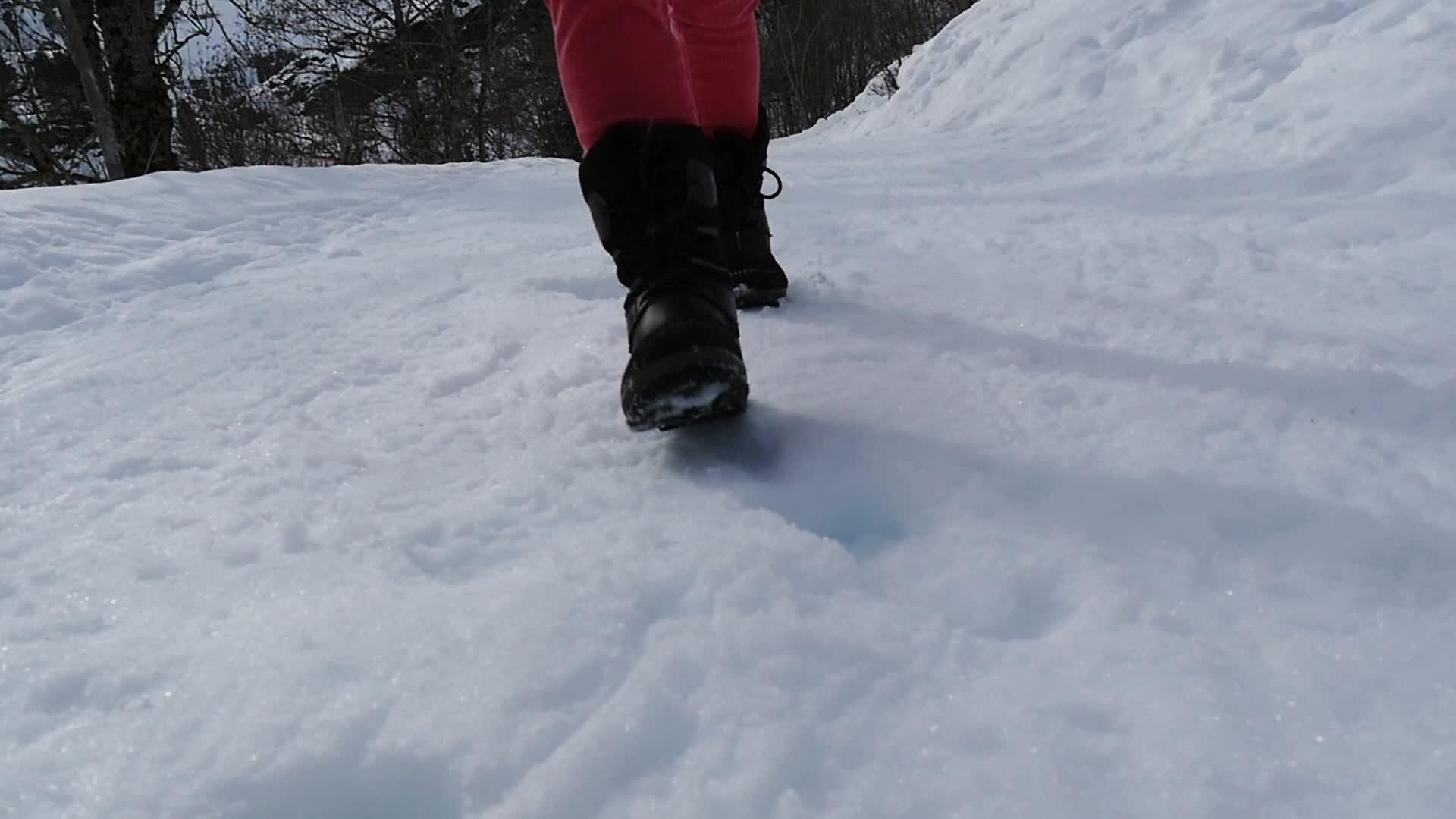 在雪地里行走慢脚闭上视频的预览图
