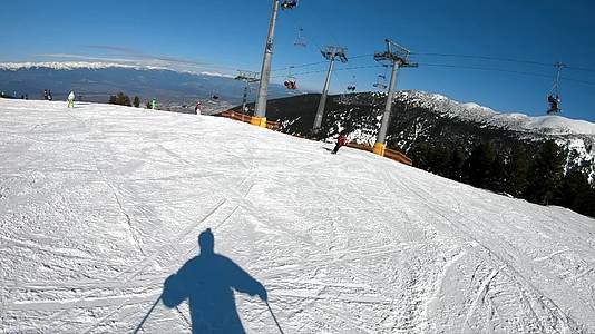 慢慢地一起滑雪过山坡停下来视频的预览图
