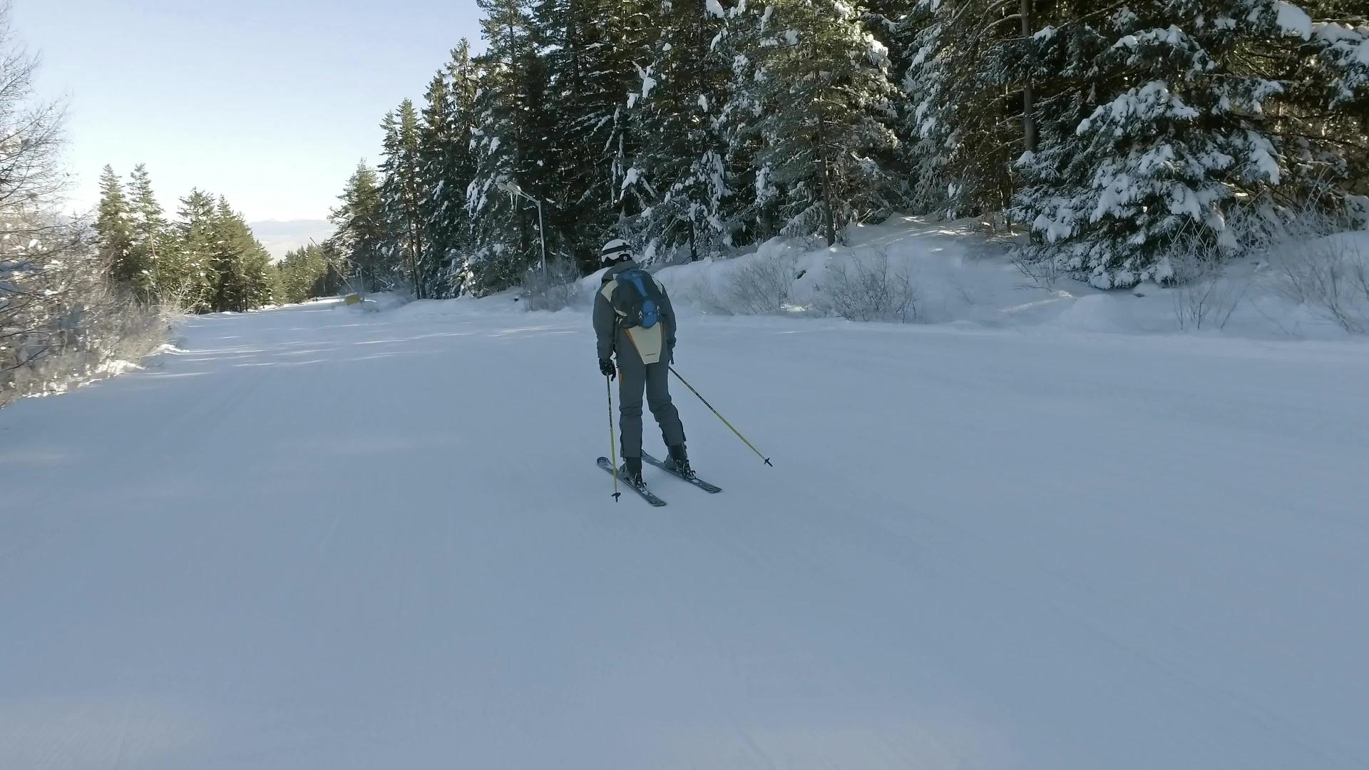 滑雪者慢慢地减速到滑雪山坡视频的预览图