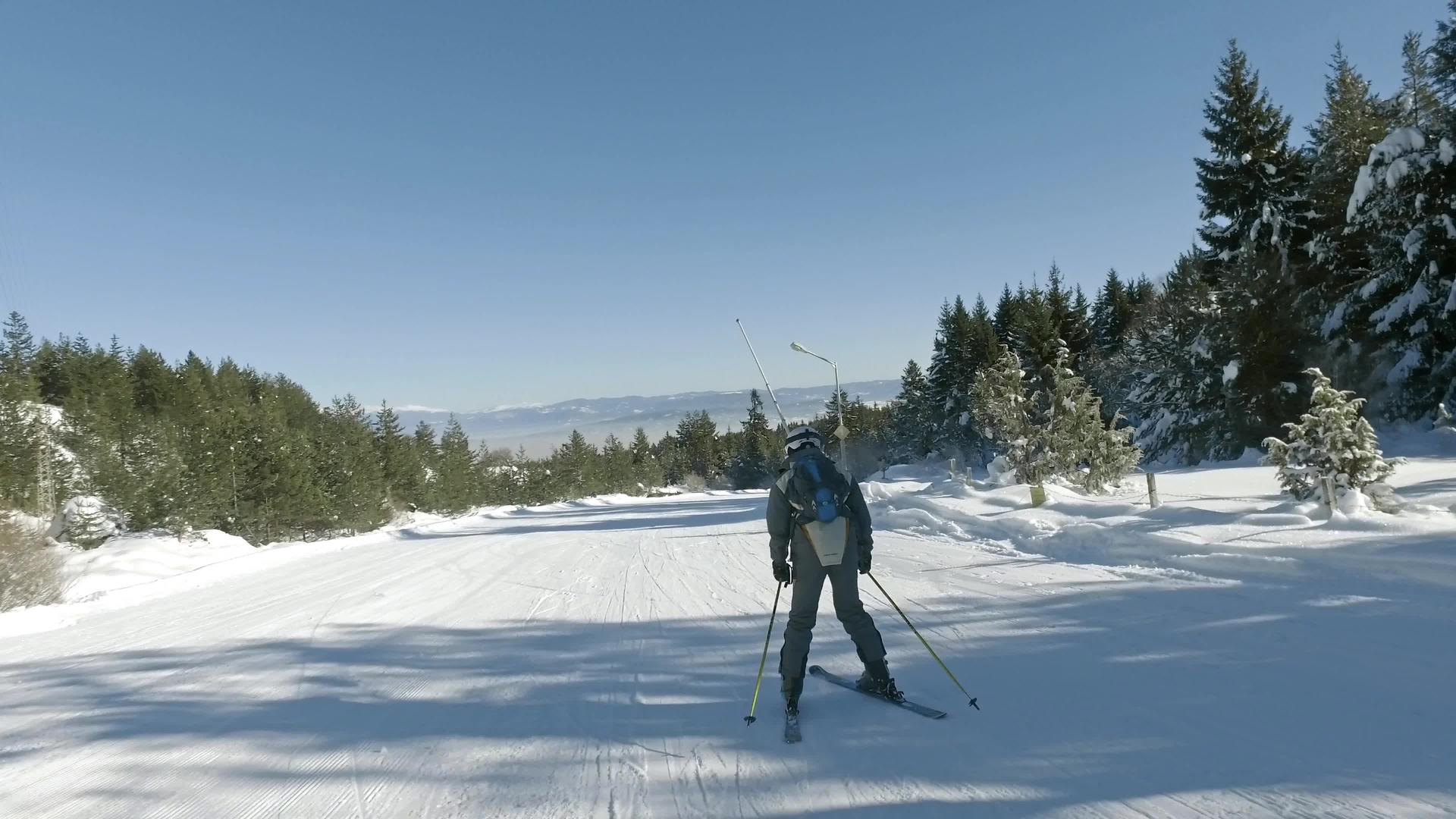 滑雪者慢慢地减速到滑雪山坡视频的预览图