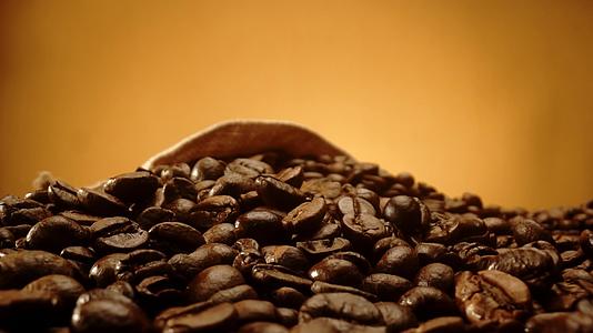 咖啡豆与不断变化的光影视频的预览图