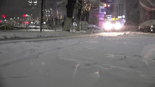 城市在夜间暴风雪中交通电影和电影Dof模糊视频的预览图