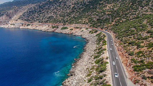 航拍爱琴海边上的沿海公路视频的预览图