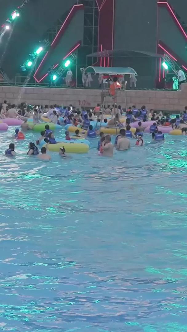 航拍城市游泳池冲浪场地舞台灯光表演音乐节快乐人群素材视频的预览图