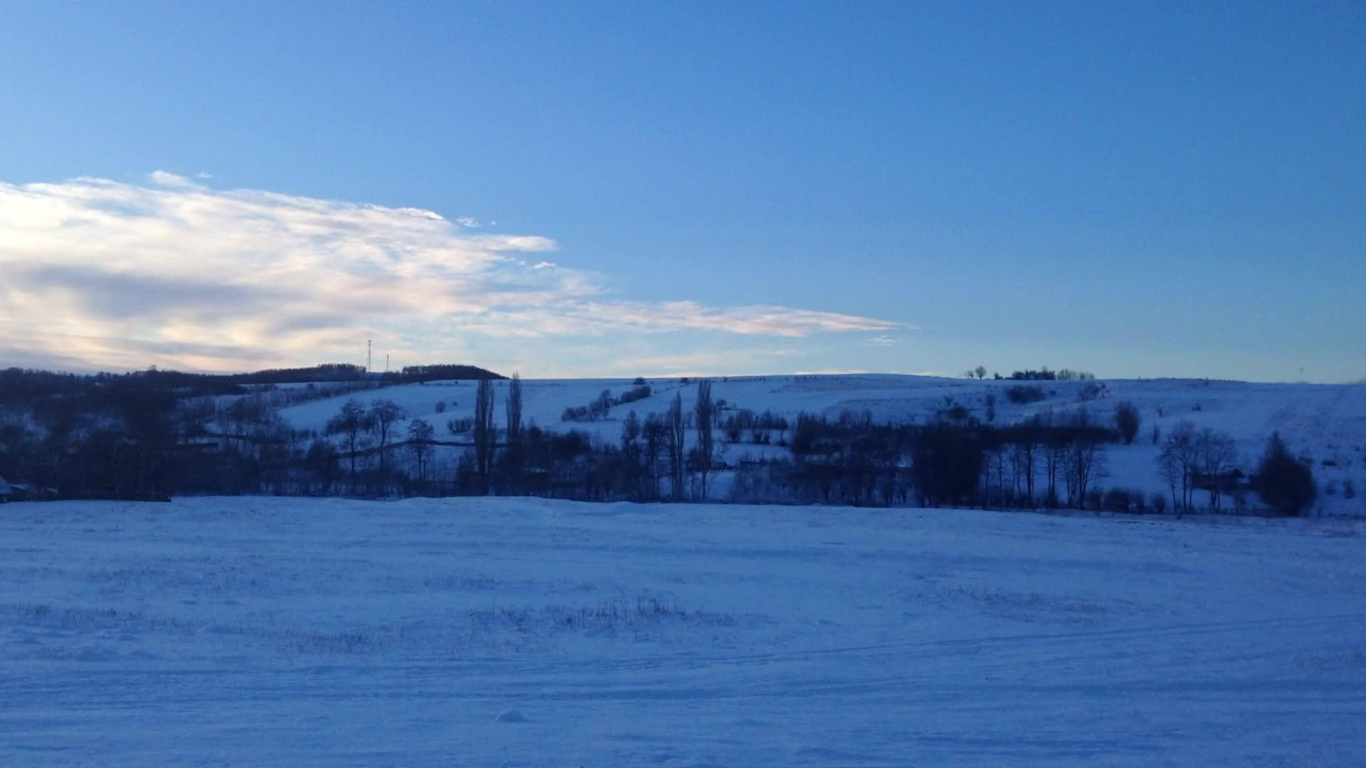 冬季风雪覆盖山丘视频的预览图