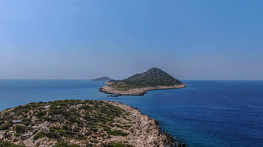 航拍爱琴海上的海岛视频的预览图