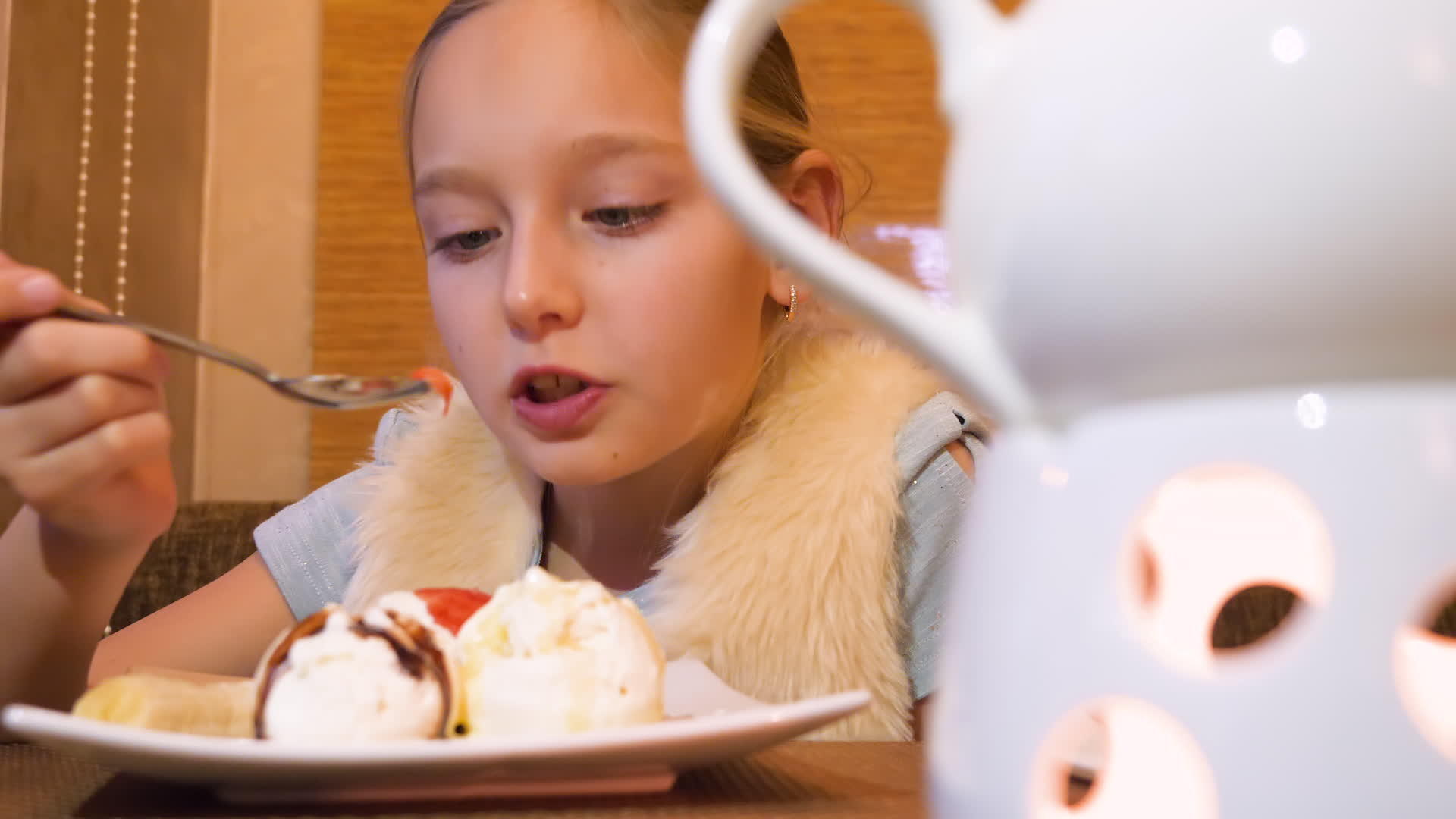 女孩在咖啡馆吃冰淇淋视频的预览图