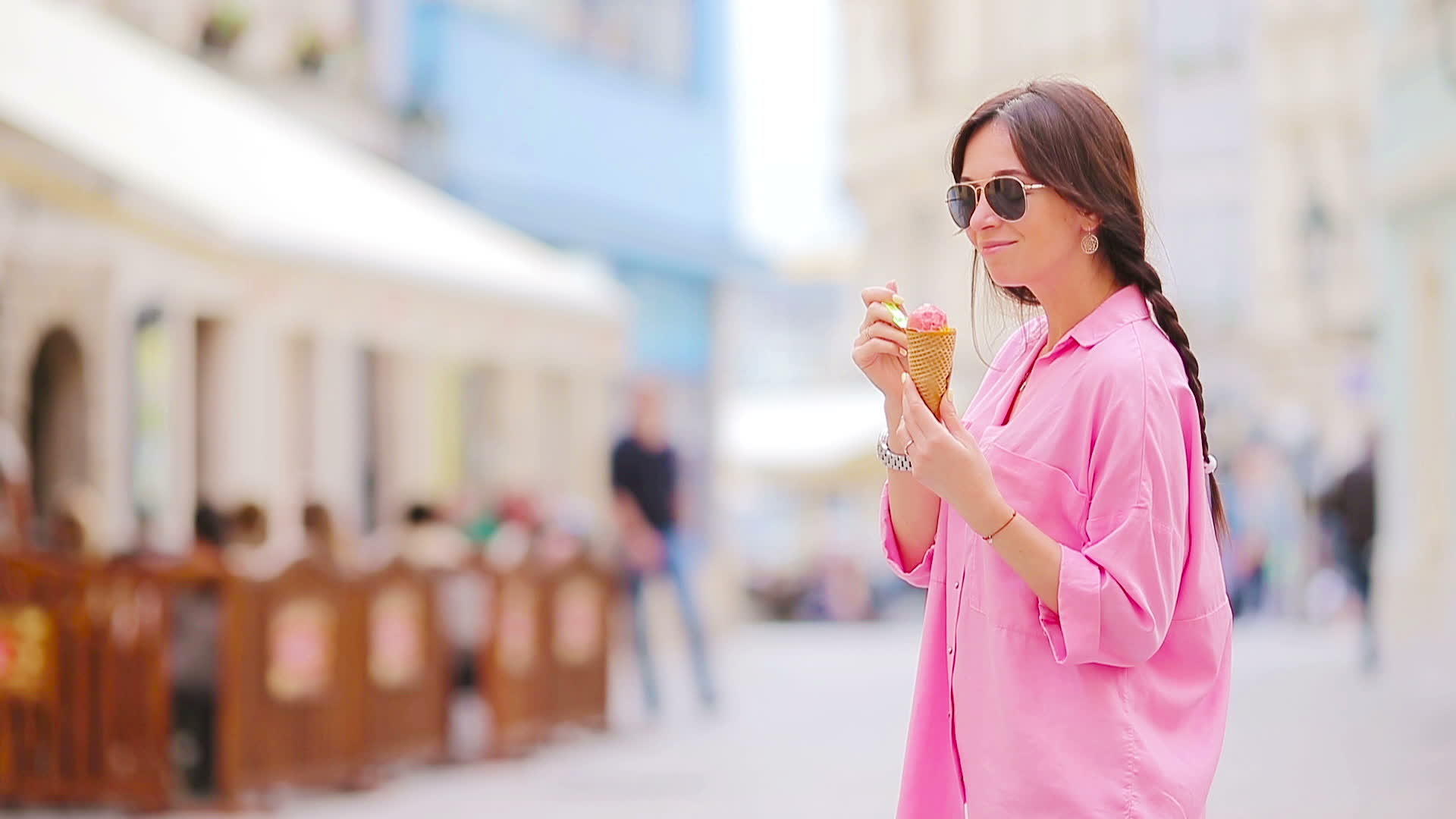 年轻的女模特在户外吃冰淇淋蛋筒视频的预览图