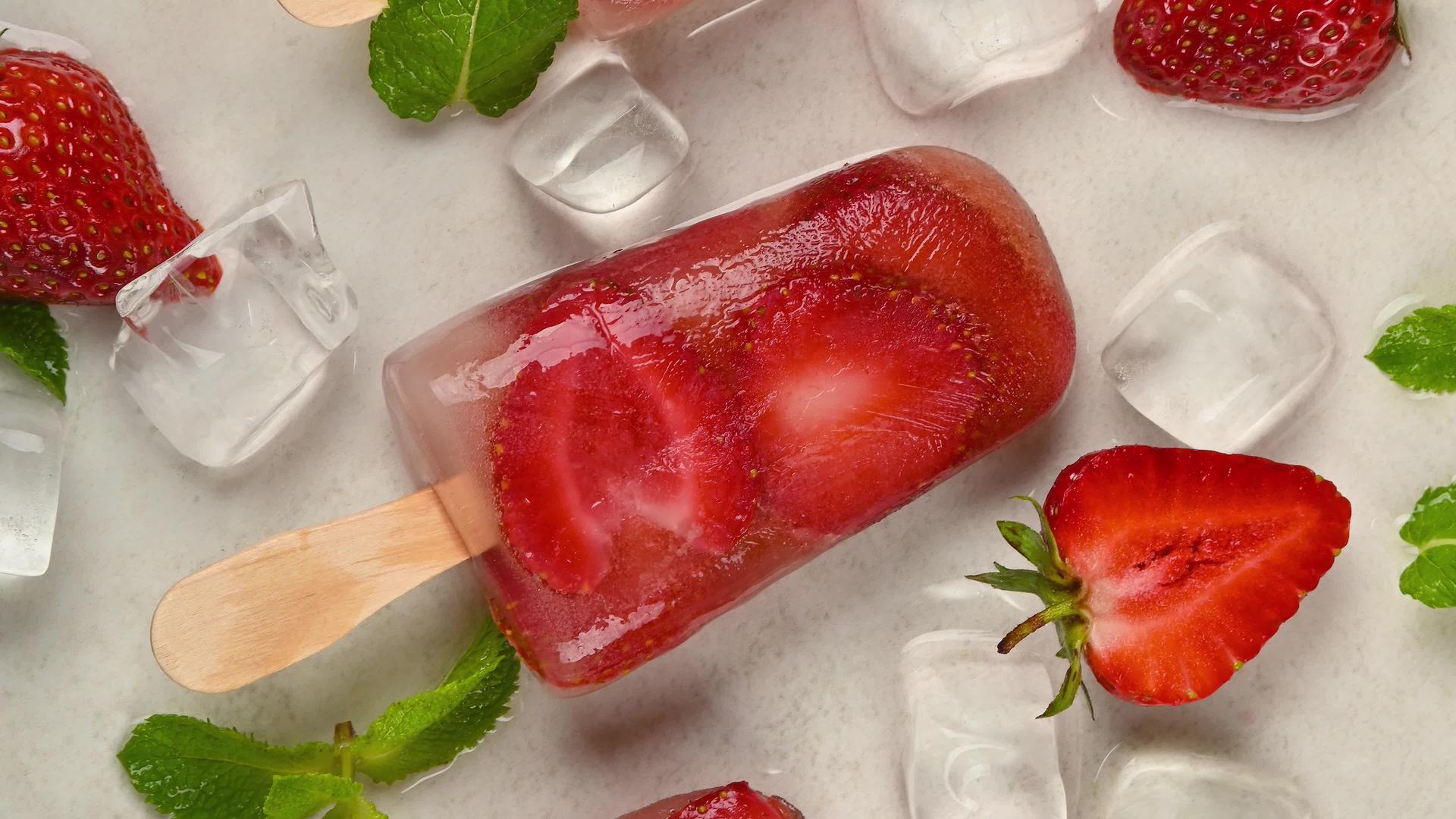 草莓冰冰棒在桌子上旋转视频的预览图