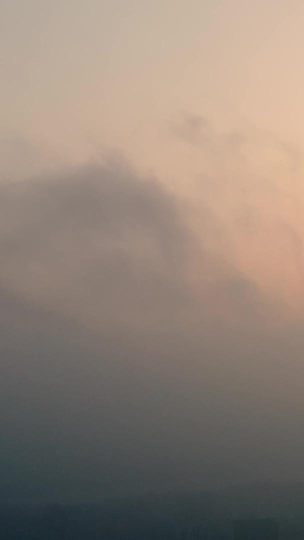 没有人飞跃城市上空穿过平流雾遇见日落视频的预览图
