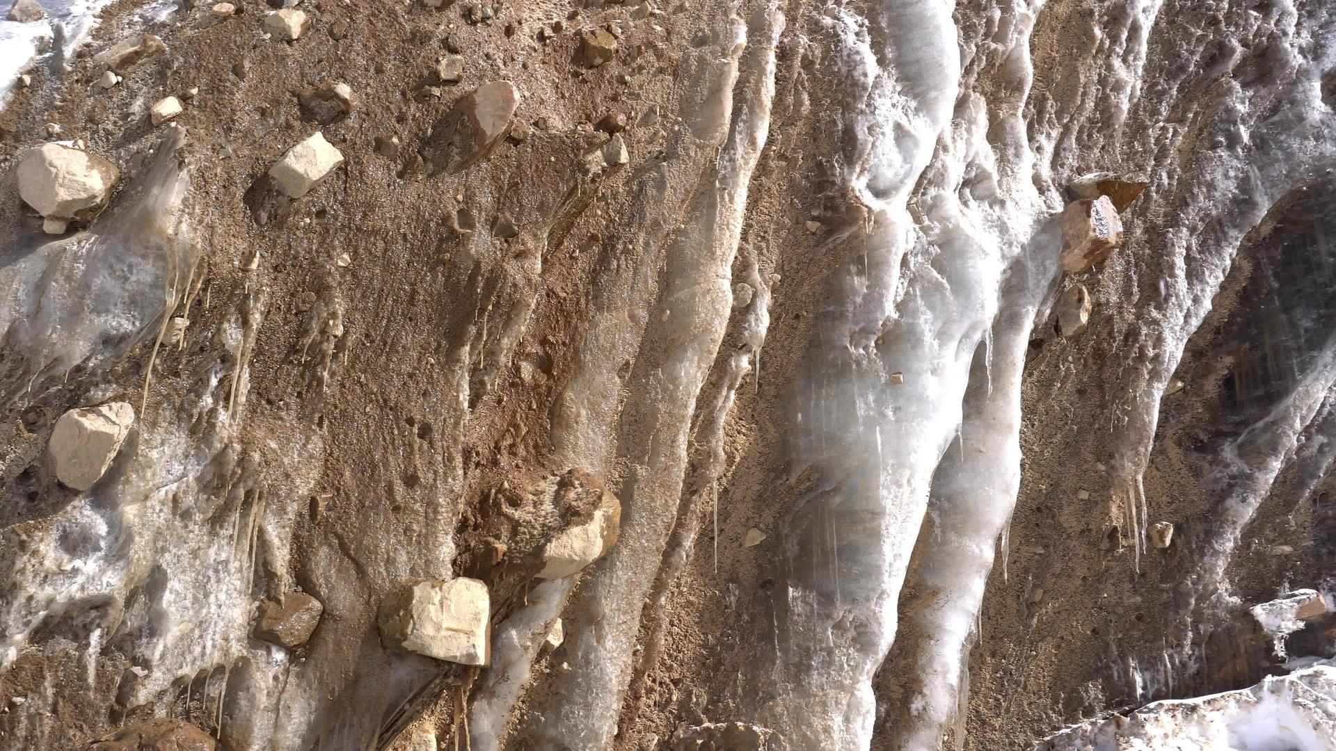 冰川墙被岩石和沙子覆盖着视频的预览图