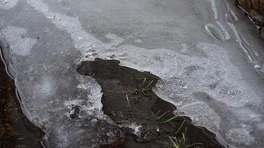 冰在水坑里融化时间折叠视频的预览图