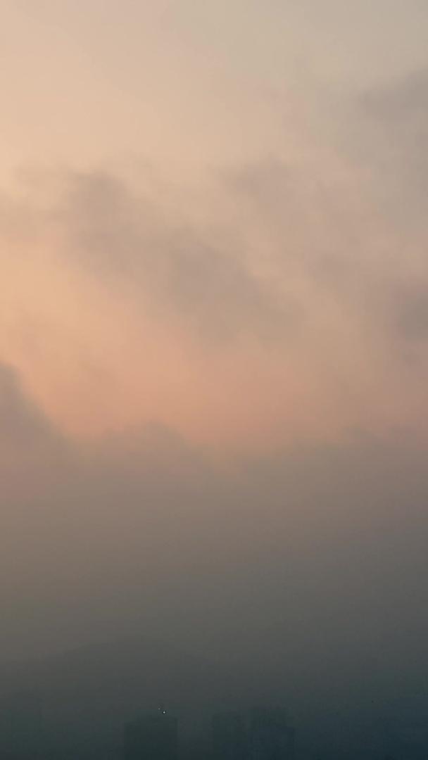 没有人飞跃城市上空穿过平流雾遇见日落视频的预览图