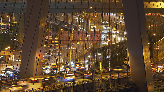 城市夜晚川流不息的高架桥道路上车流4k素材视频的预览图