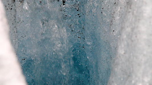 冰雪落在冰原上视频的预览图