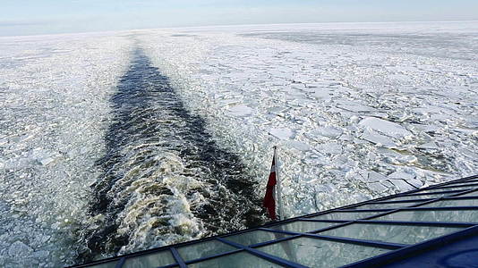 船只驶过冰冷的黄海视频的预览图