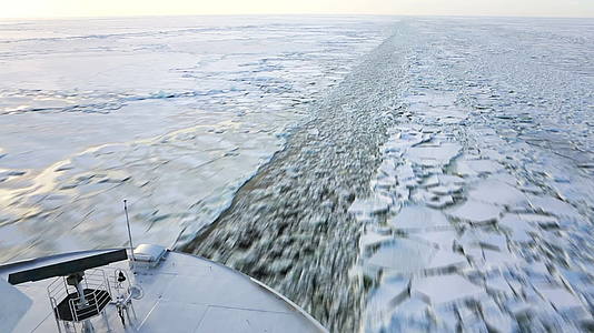冬天的博尔德拉哈冰湖渡轮视频的预览图