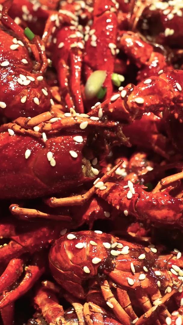 慢镜头升级拍摄城市夏日中餐油焖小龙虾美味素材视频的预览图
