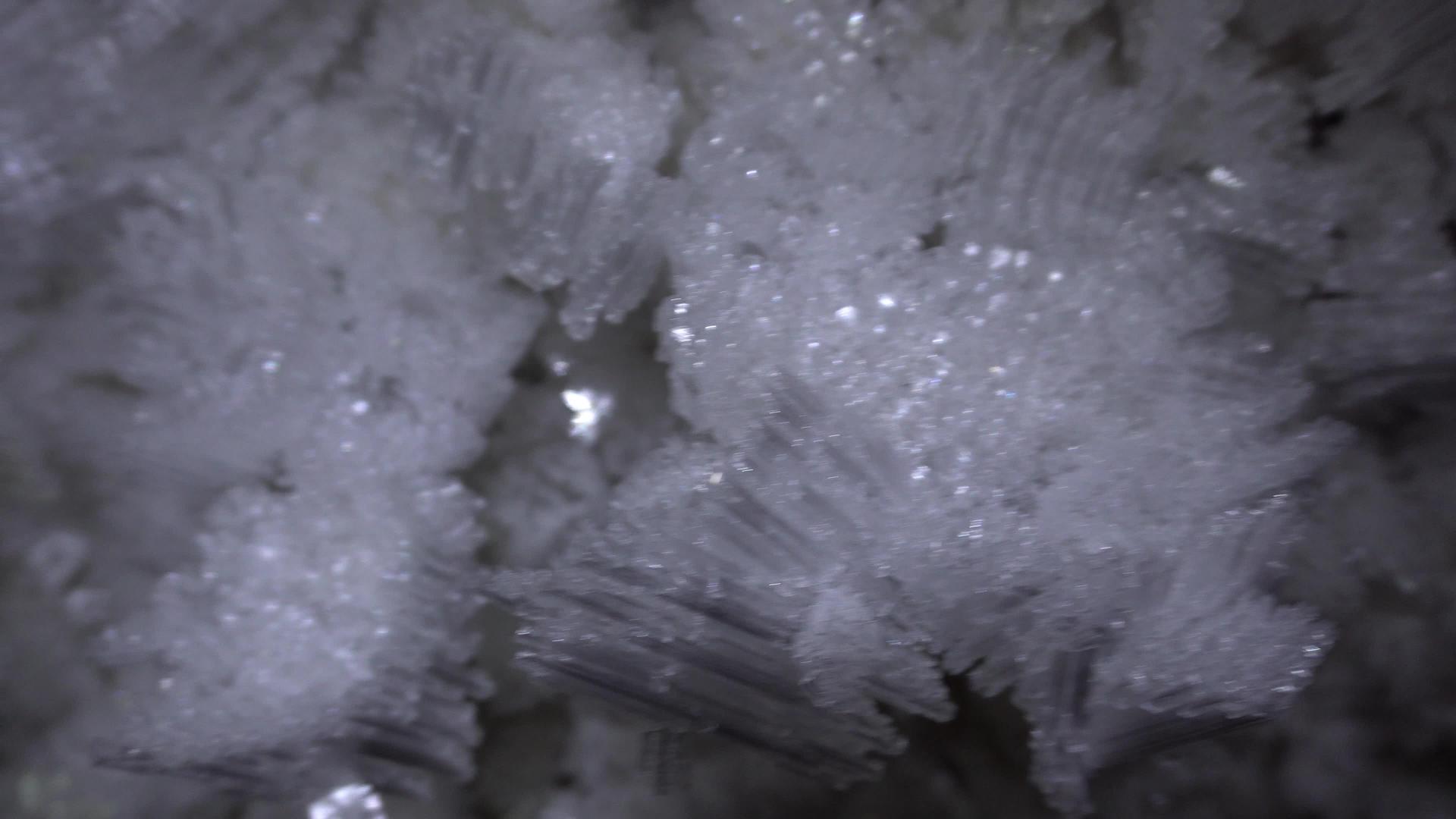 洞穴中冰视频的预览图