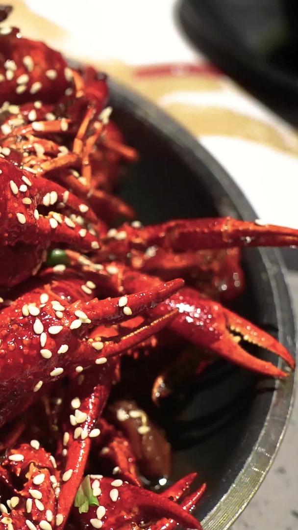 慢镜头升级拍摄城市夏日中餐油焖小龙虾美味素材视频的预览图