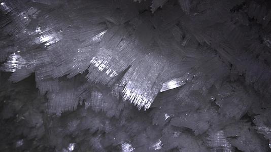 洞穴中冰的宏观摄影视频的预览图