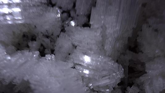 洞穴中冰的宏观摄影视频的预览图