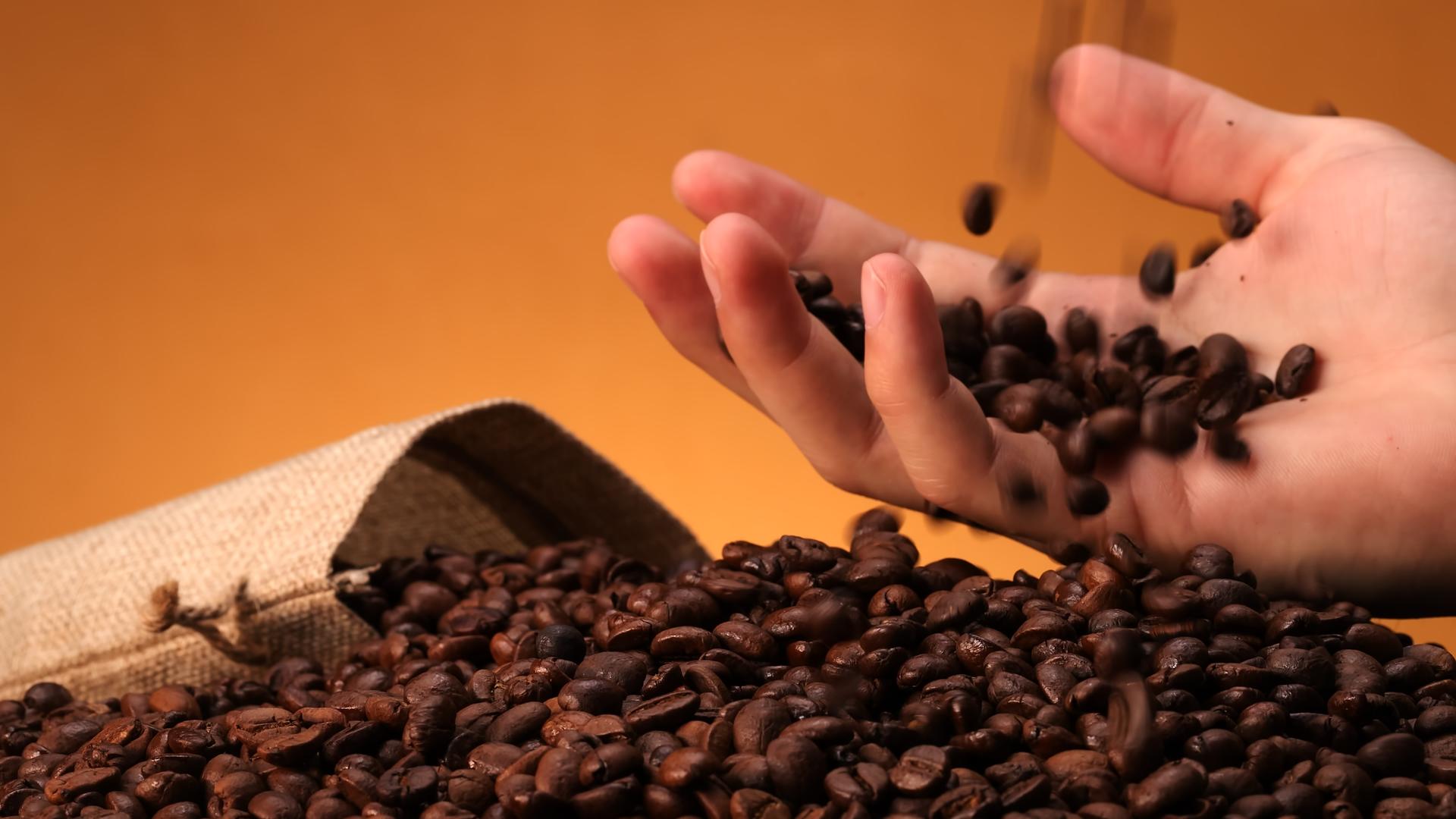 咖啡豆从手指尖滑落视频的预览图