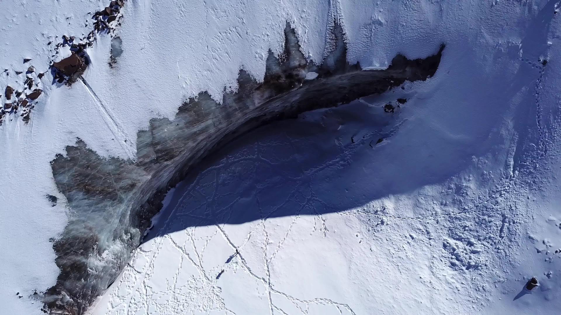 一堵巨大的冰墙山上的冰川视频的预览图