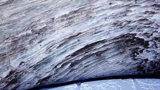 一堵巨大的冰墙山上的冰川视频的预览图