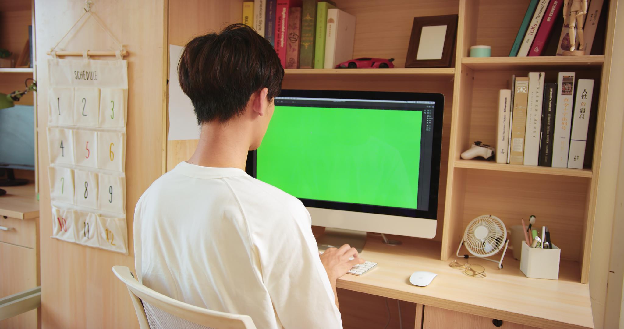 大学宿舍男生使用电脑认真学习视频的预览图