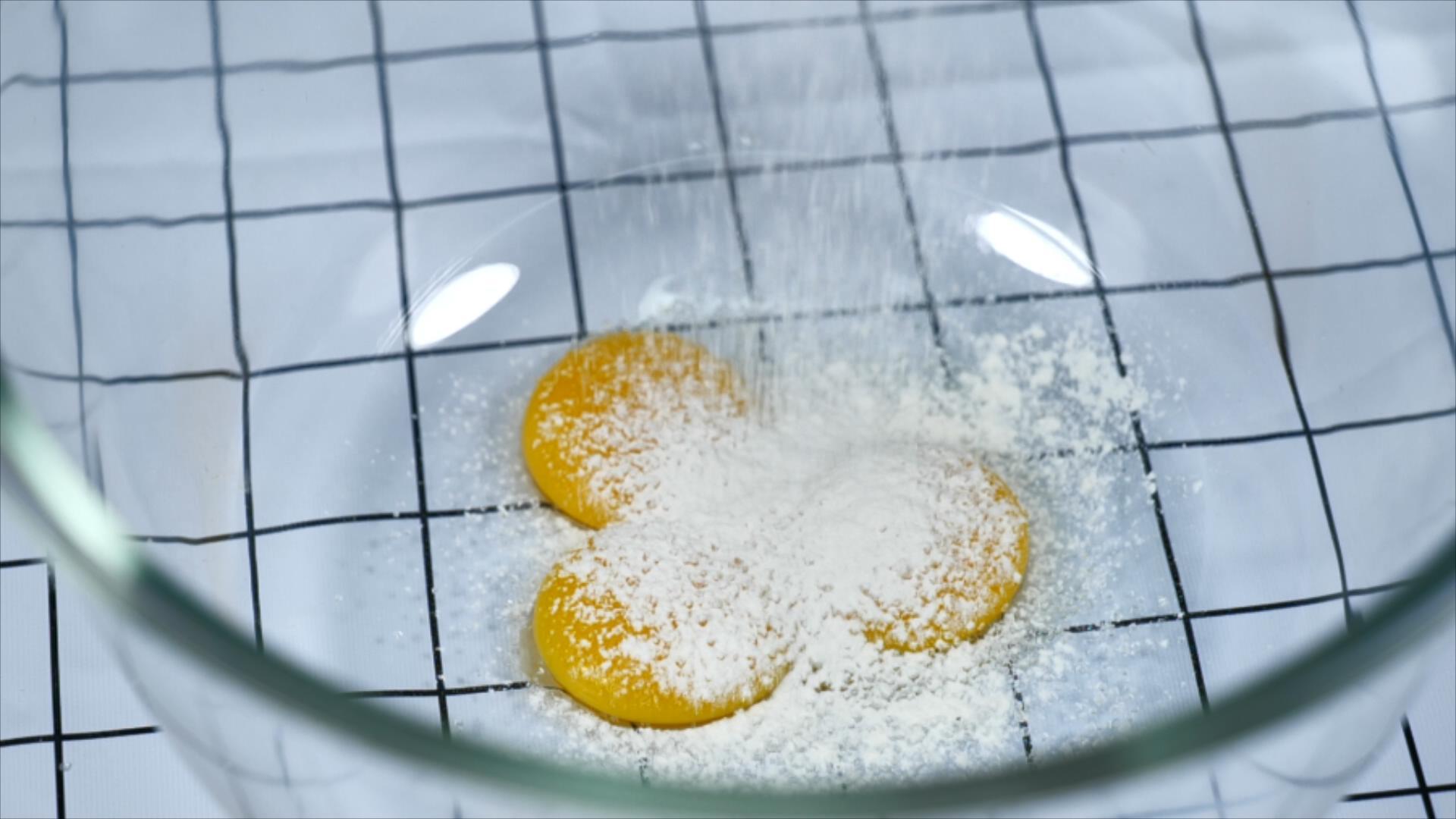 在蛋黄和白砂糖中加入低筋面粉视频的预览图
