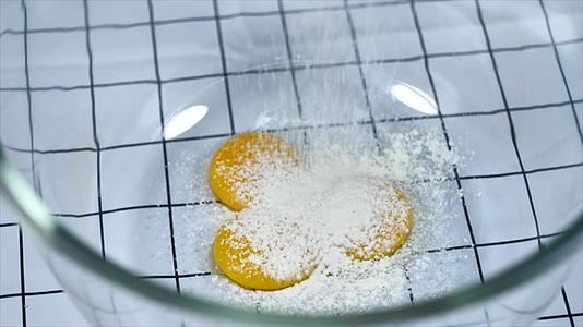 在蛋黄和白砂糖中加入低筋面粉视频的预览图