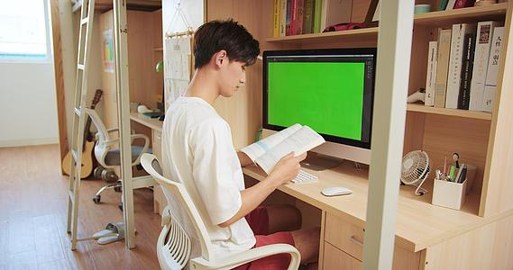 大学宿舍男生使用看书认真学习视频的预览图