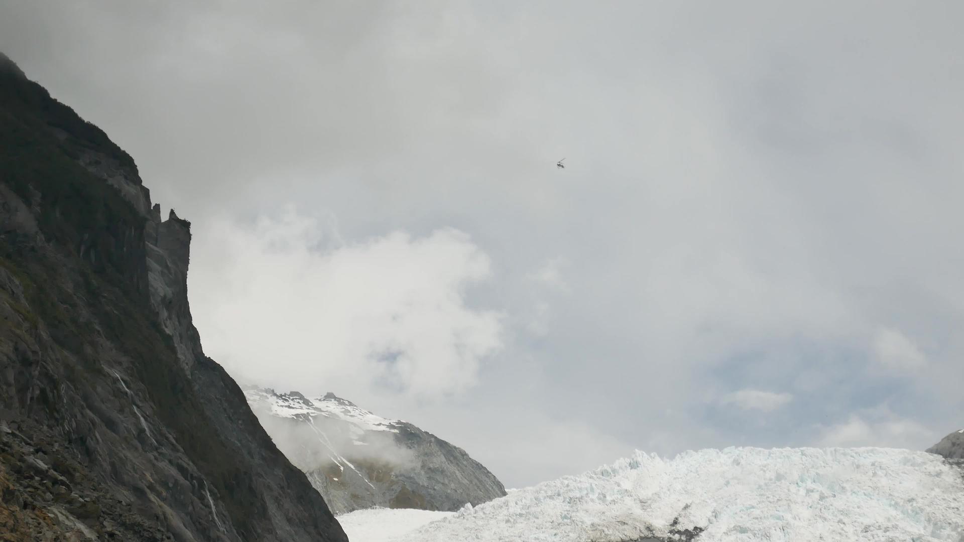 雪山客乘直升机载客视频的预览图