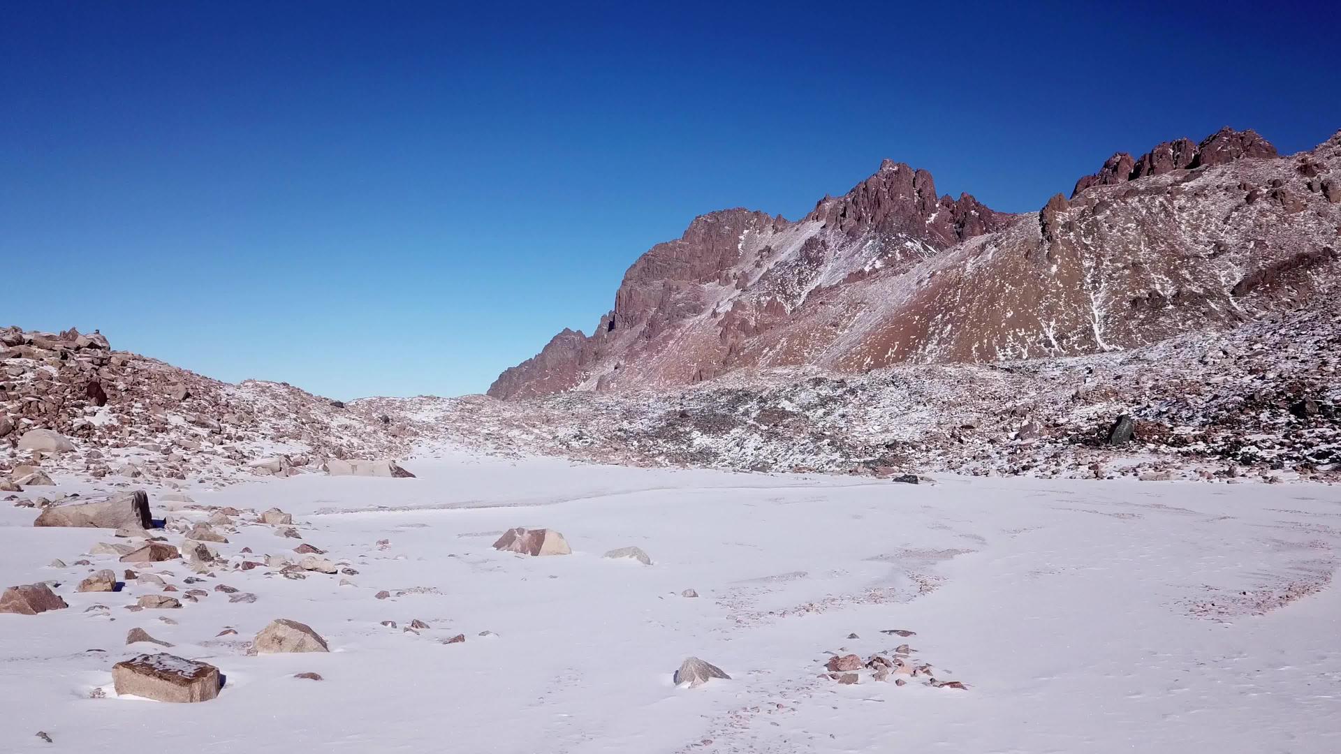 冰雪覆盖高冰层的冰视频的预览图