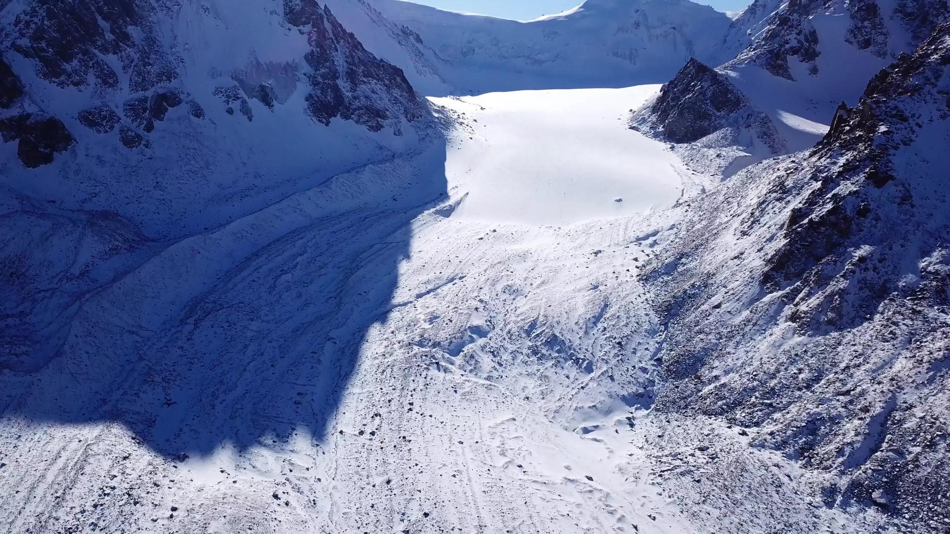 冰雪覆盖高冰层的冰视频的预览图