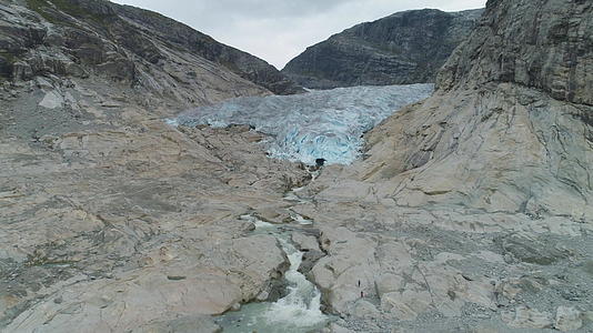 尼加德斯布林冰川融化在诺威河中视频的预览图