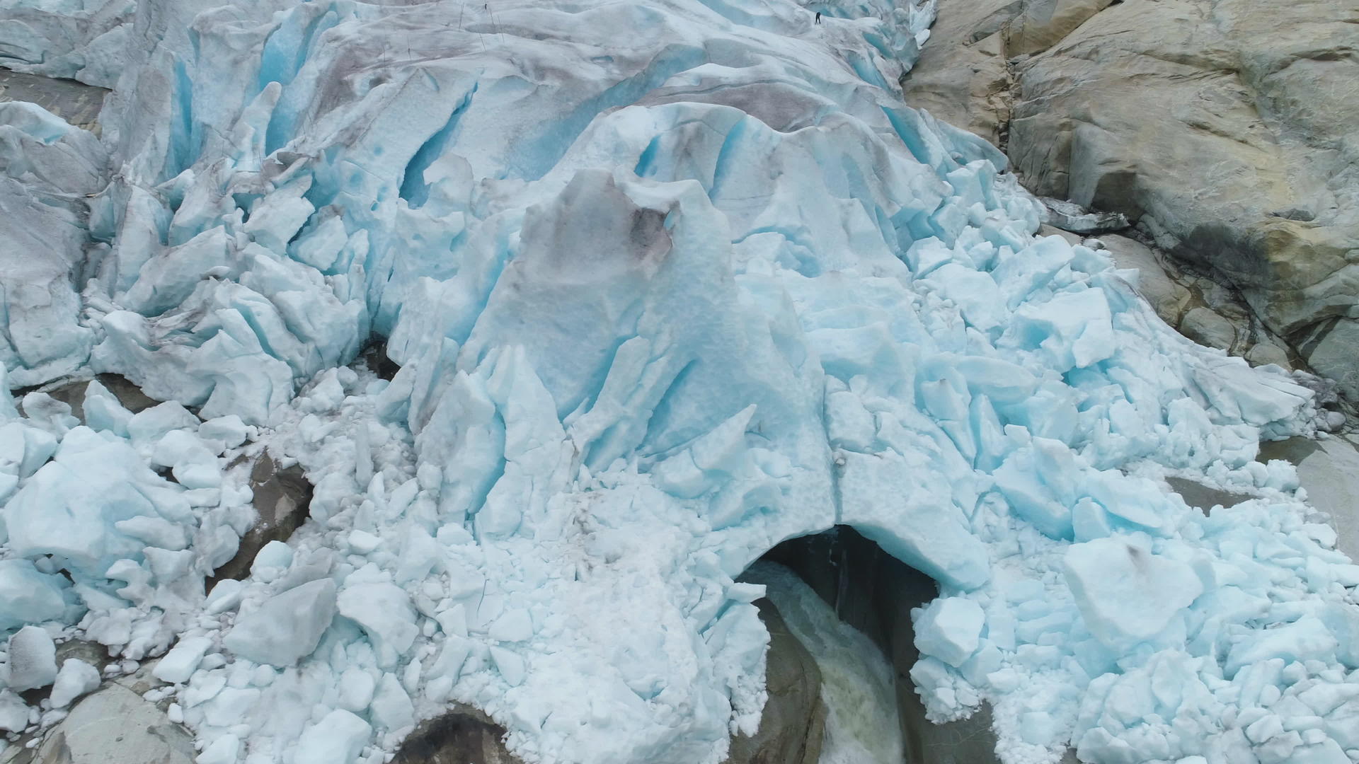 蓝色融化冰川的分支视频的预览图