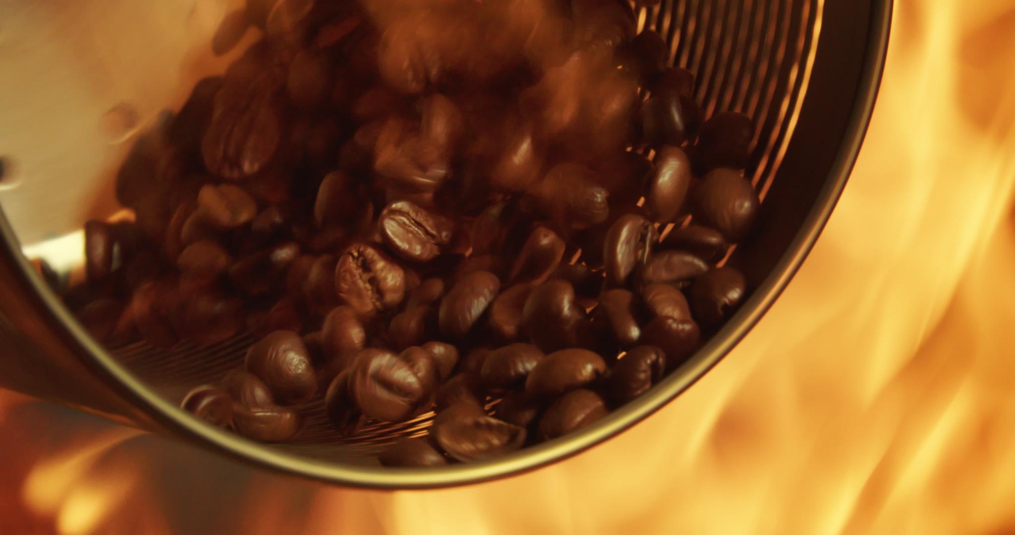 翻滚的咖啡豆与火焰的交融视频的预览图