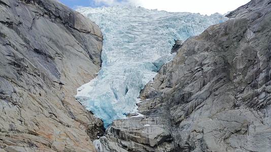 融化的冰川和蓝冰视频的预览图